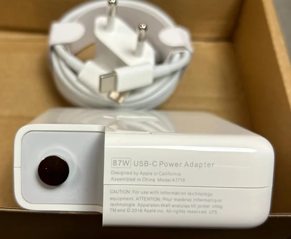 USB-C Power Adapter 87W USB-C Power Adapter 87W